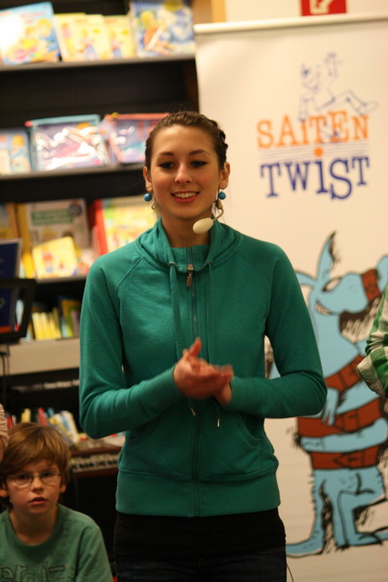 gal/2010/2010 Saitentwist Mayersche 13.11. Tierisches/2010 Saitentwist Mayersche 13.11. 091.jpg